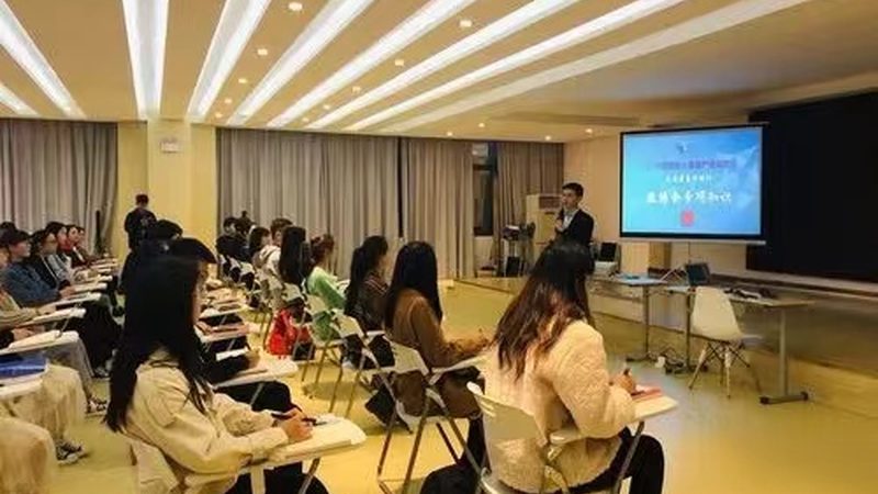 成人高考专升本毕业时间通常为2.5-3年。具体毕业时间取决于以下因素：
